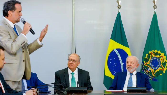 Lula assina MP e zera "taxa das blusinhas"